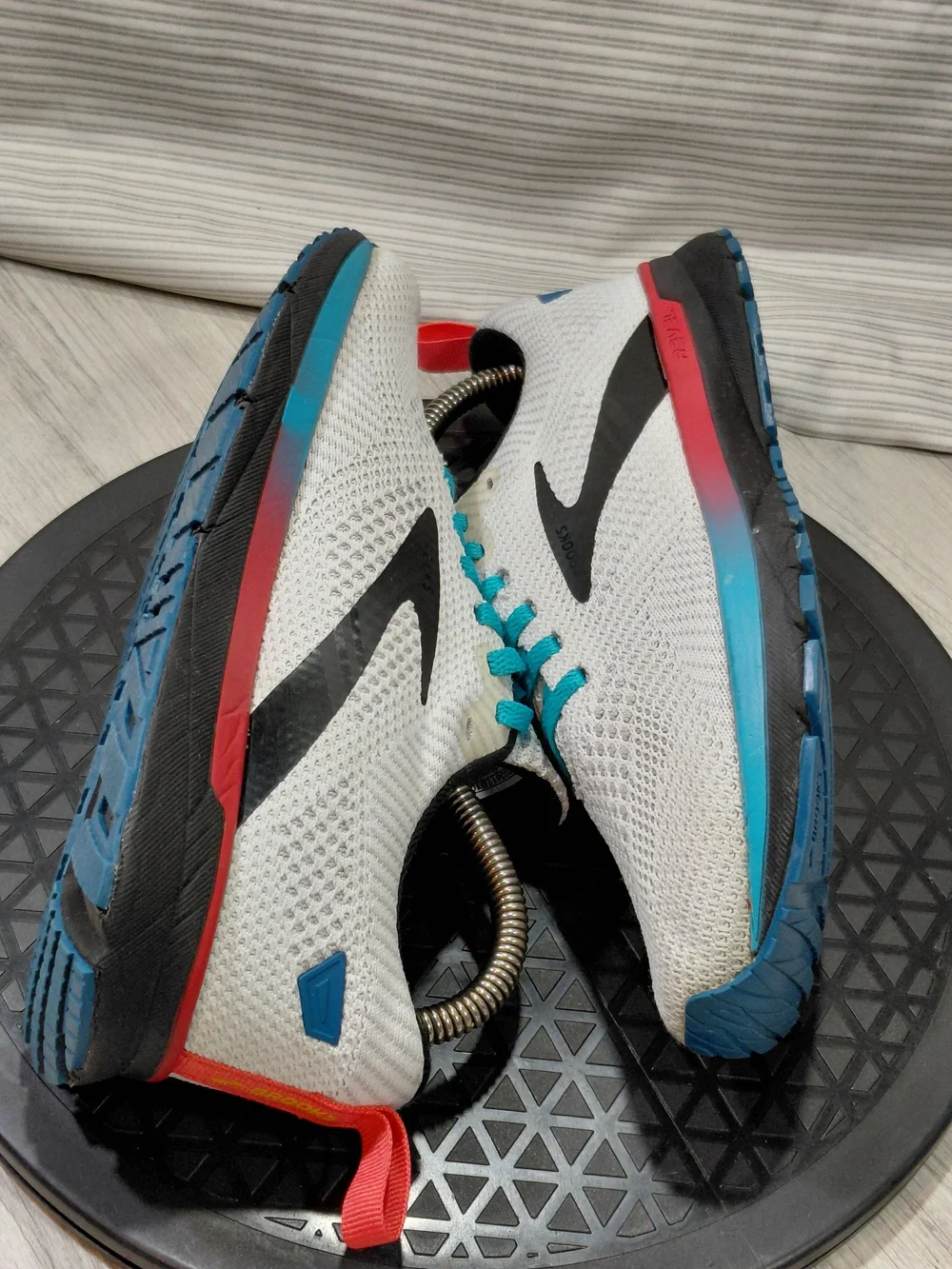 Brooks Womens Revel 5.0 Knit Running Sneakers with Teal Laces White Black SIZE 6